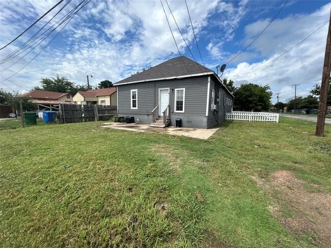 Building Photo - 400 Symes St