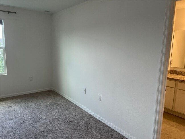 Building Photo - 254 Mandovi St