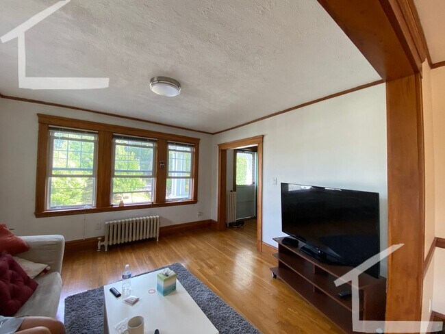 Building Photo - Big and Bright