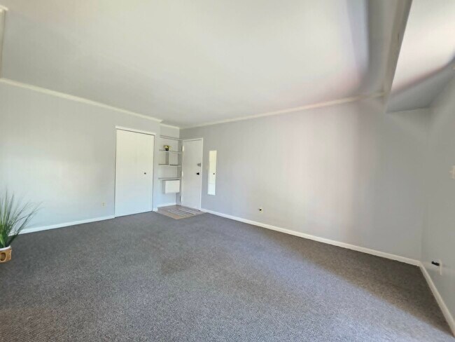 Building Photo - 1010 Adams Ave