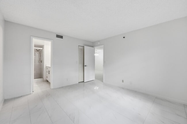 Building Photo - 4700 Lucerne Lakes Blvd W