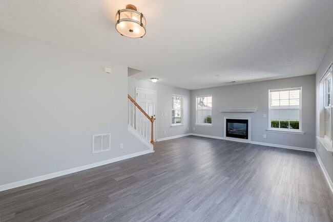 Building Photo - 641 W Oaks Dr