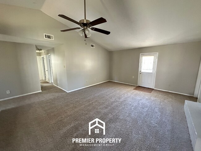 Building Photo - Charming 3BR/2BA Memphis Home w/ Vaulted Ceilings, Fireplace & Fenced Backyard