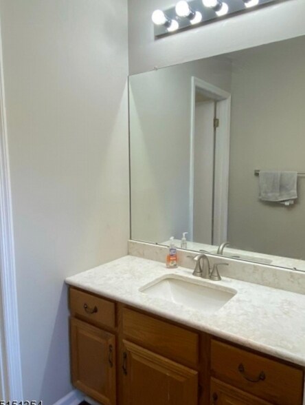 Building Photo - 8 Dunbar Ct