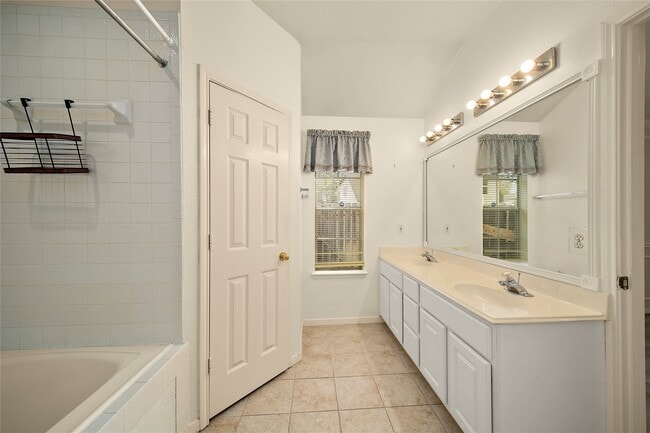 Building Photo - 1511 Brook Grove Dr