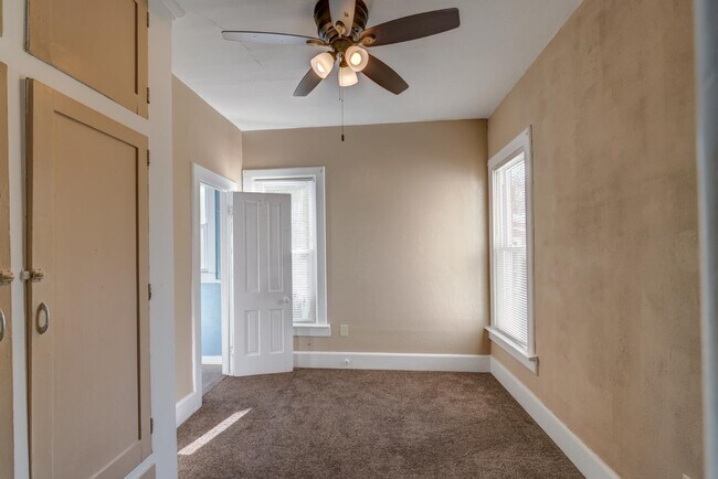 Building Photo - 427 Vernal Ave