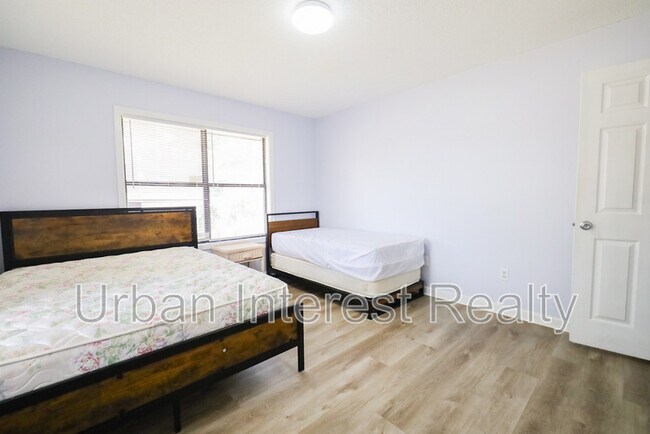 Building Photo - 424 Beach Dr