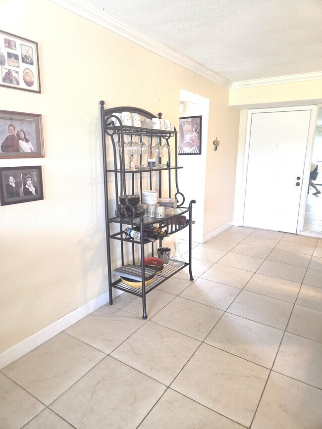 Building Photo - 5715 Fairway Park Dr