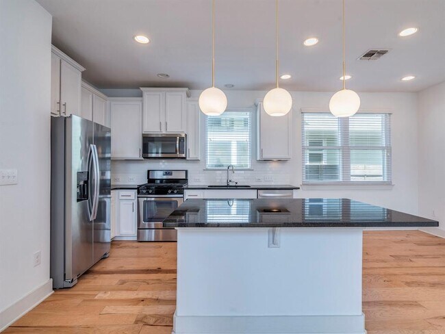 Building Photo - 2309 Hermia St