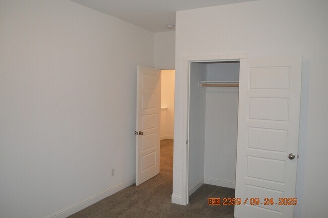 Building Photo - 2411 Urdaneta Way