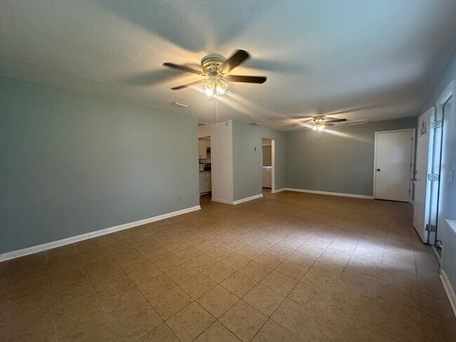 Building Photo - MOVE-IN SPECIAL: Receive $500 off your second month’s rent!