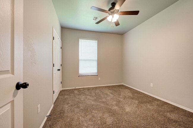 Building Photo - Charming Duplex in El Reno!