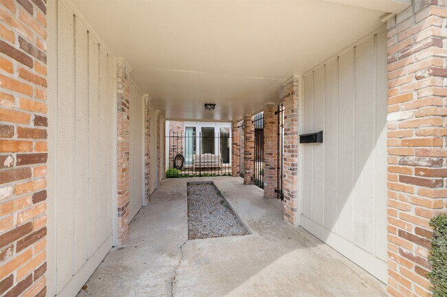 Building Photo - 5850 Valley Forge Dr