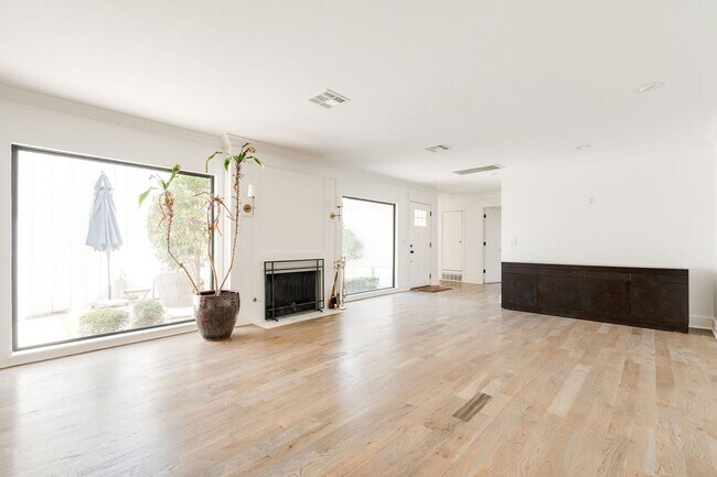 Building Photo - Beautiful Home in Nichols Hills + 3 bedrooms