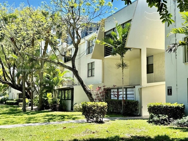 Building Photo - 20200 W Country Club Dr