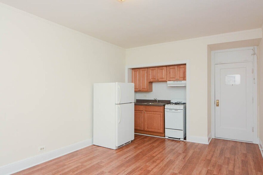 Building Photo - 3335 W Diversey Ave