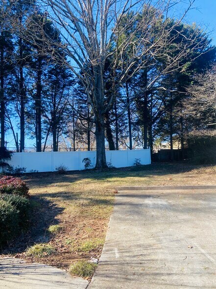 Building Photo - 1311 Lakeshore Cir