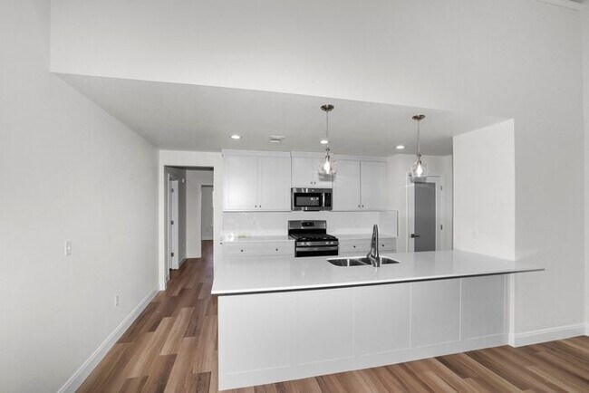 Building Photo - 7620 Woodford Ave