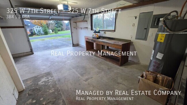 Building Photo - 325 W 7th St