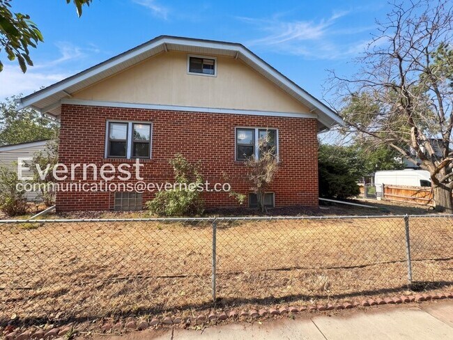 Building Photo - 3 Bed, 2 Bath Home with Garage / Available Soon!