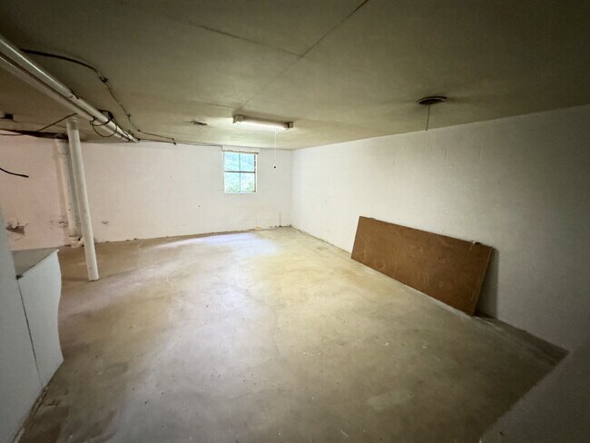 Building Photo - 3 bedroom, 1.5 bathroom single family home
