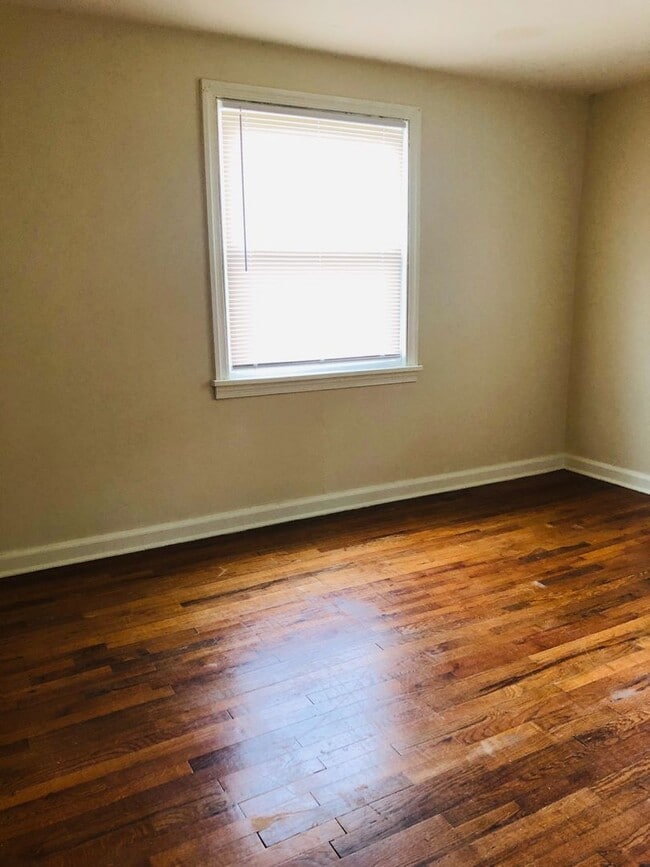 Building Photo - Adorable 3 bdrm/1 bath Home Located in Desirable West End!