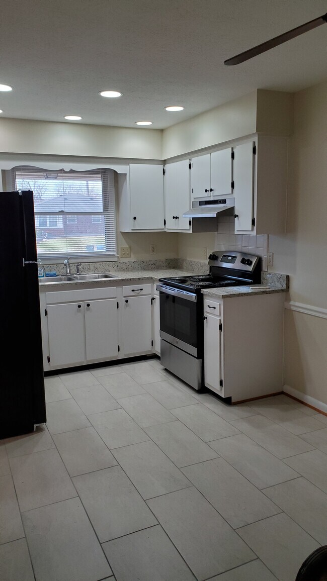 Kitchen - 752 Terrace View Dr