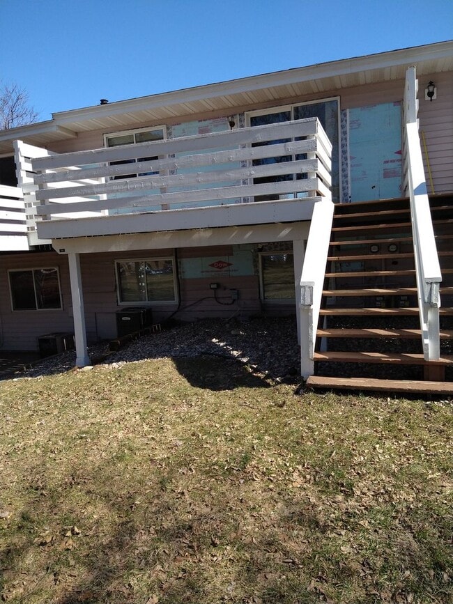 Building Photo - Cozy 3 Bed 1 & 3/4 Bath Townhome