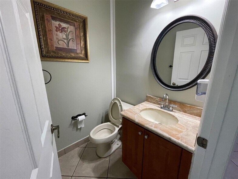 Building Photo - 5031 Madison Lakes Cir W