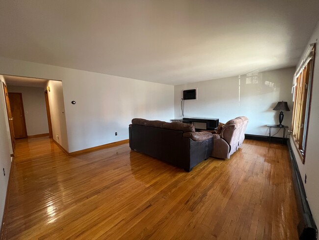 LivingRoom - 233 8th St