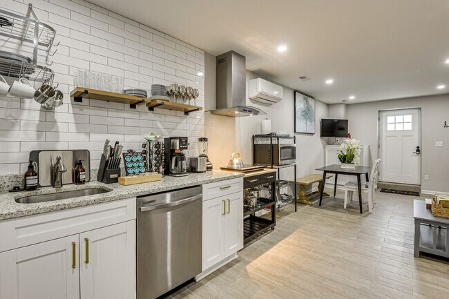 Building Photo - 6604 Oak St