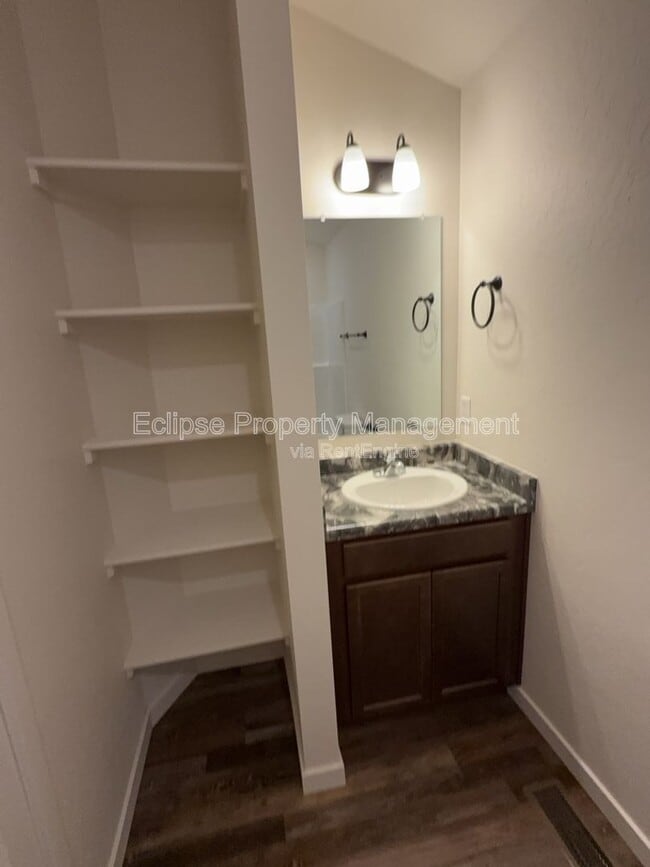 Building Photo - 250 Sasha St