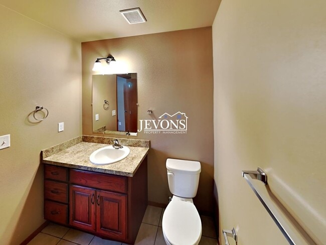 Building Photo - Spacious 3-Bedroom, 2-Bathroom Apartment in Central Yakima