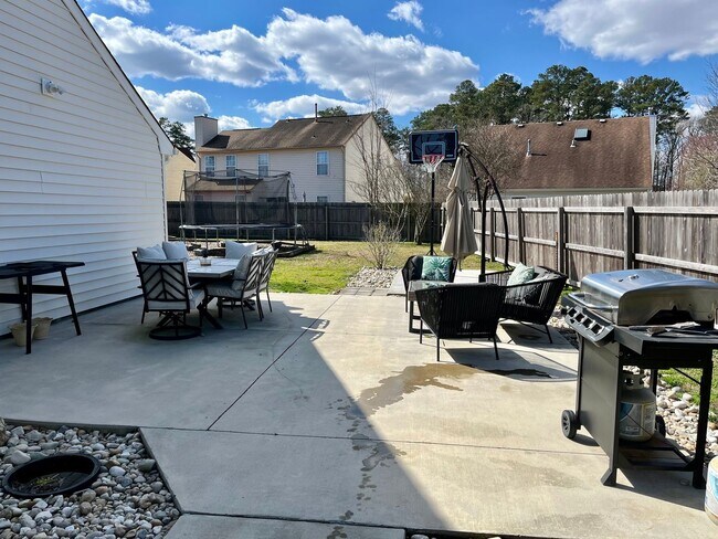 Building Photo - Updated 3BR/2BA with LOFT and Garage!