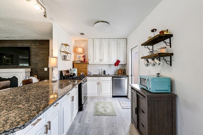 Building Photo - 609 S Arnold Ave