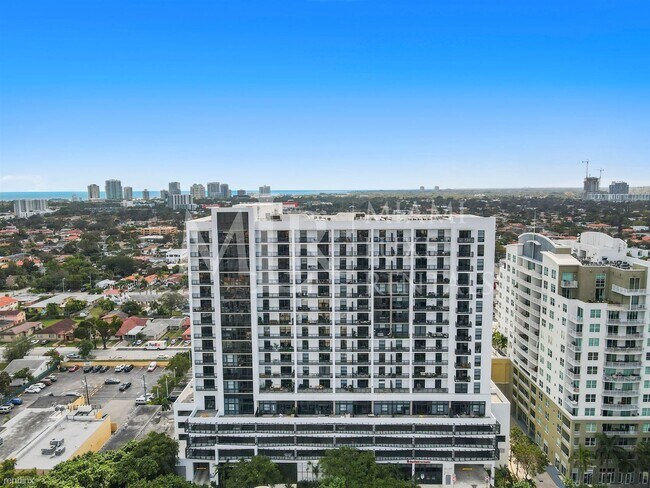 Building Photo - Studio, 1 bath Condo - 3180 Coral Way Spac...