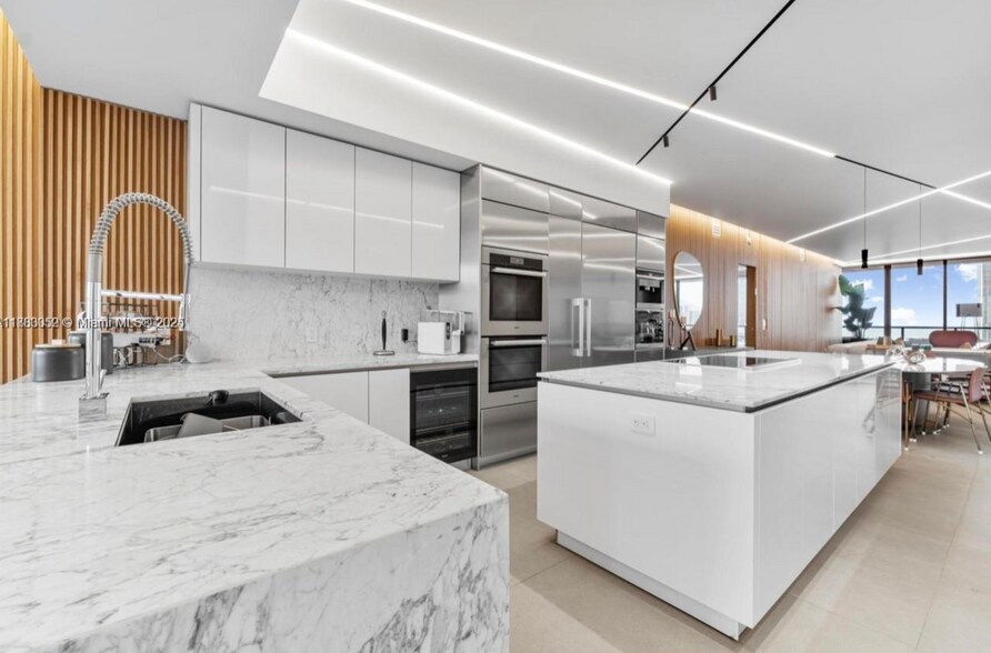 Building Photo - 5000 Island Estates Dr