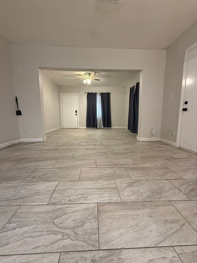 Building Photo - Central Bakersfield House Ready to move in!!!
