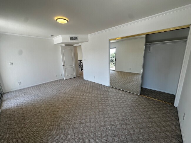 Building Photo - 4003 Sunset Dr