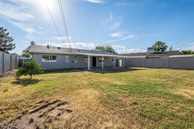 Building Photo - Updated home in Chandler!