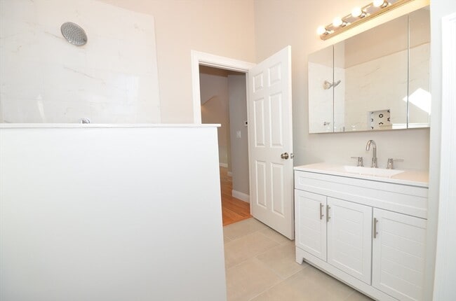 Building Photo - 18 Eaton Ave