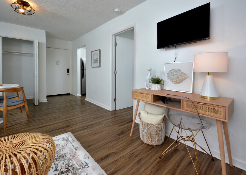 Capital Flats Living Room - Capital Flats & Magnolia Square Apartments