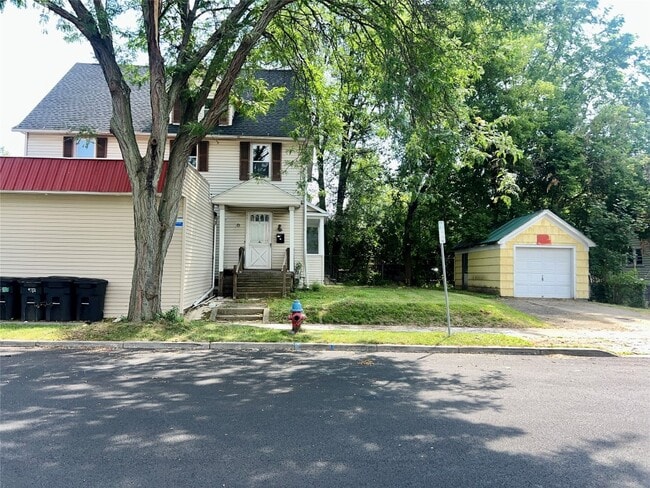 Primary Photo - 216 Robinson St