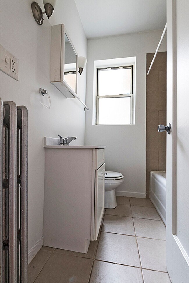 Building Photo - 222 E 109th St Chicago, IL 60628