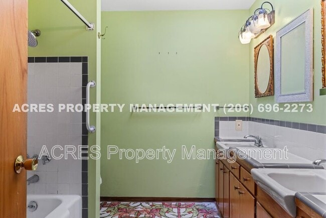 Building Photo - 7617 S Lakeridge Dr