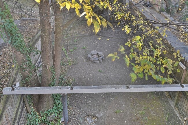 Building Photo - Large 5 Bedroom on Peffer