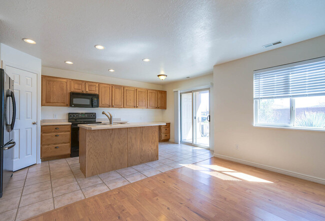 Building Photo - 3 Bedroom 2.5 Bathroom - Hidden Valley Tow...