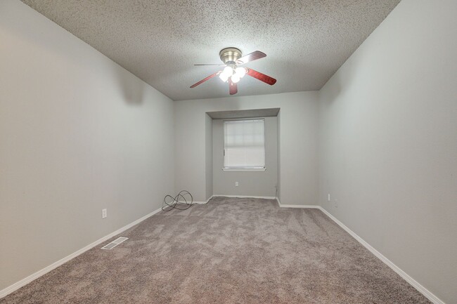 Building Photo - Spacious 2 Bedroom, 2 Bathroom in Picadill...