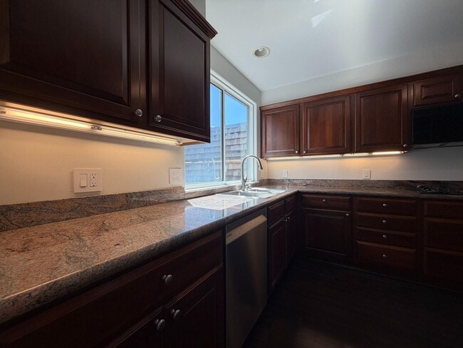 Building Photo - Luxury Pacific Heights 3BD/2.5BA with Private Rooftop Deck