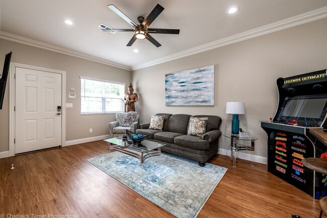 Building Photo - Remodeled 2 Bedroom Duplex with Fenced Yar...